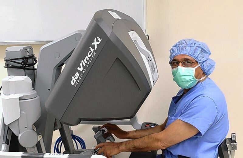 پاکستانی سرجن نے روبوٹک سرجری میں عالمی ریکارڈ قائم کر دیا